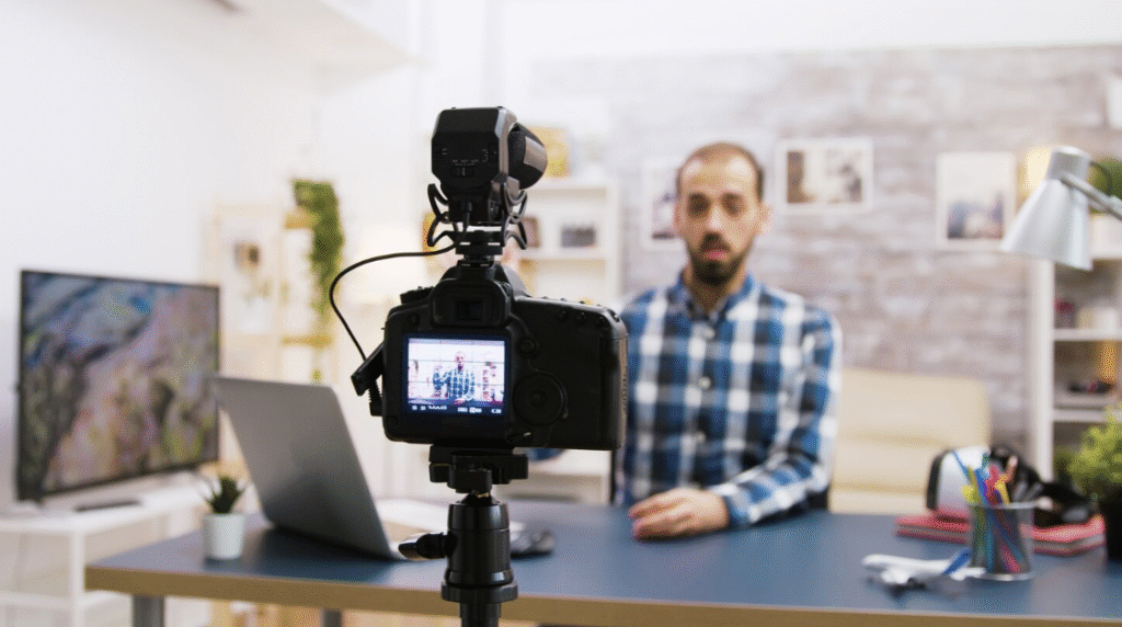 Designer de conteúdo se preparando para gravar um vídeo sobre design para seu canal profissional